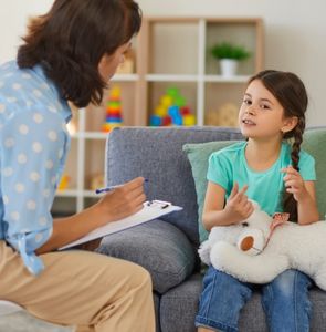 duas pessoas, uma mulher e uma menina conversando